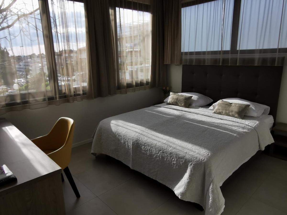 Zimmer mit Kingsize-Bett und Gartenblick.