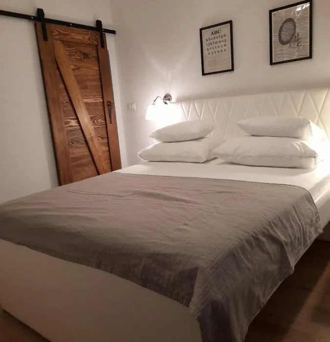 Private Accomodation Linda-1