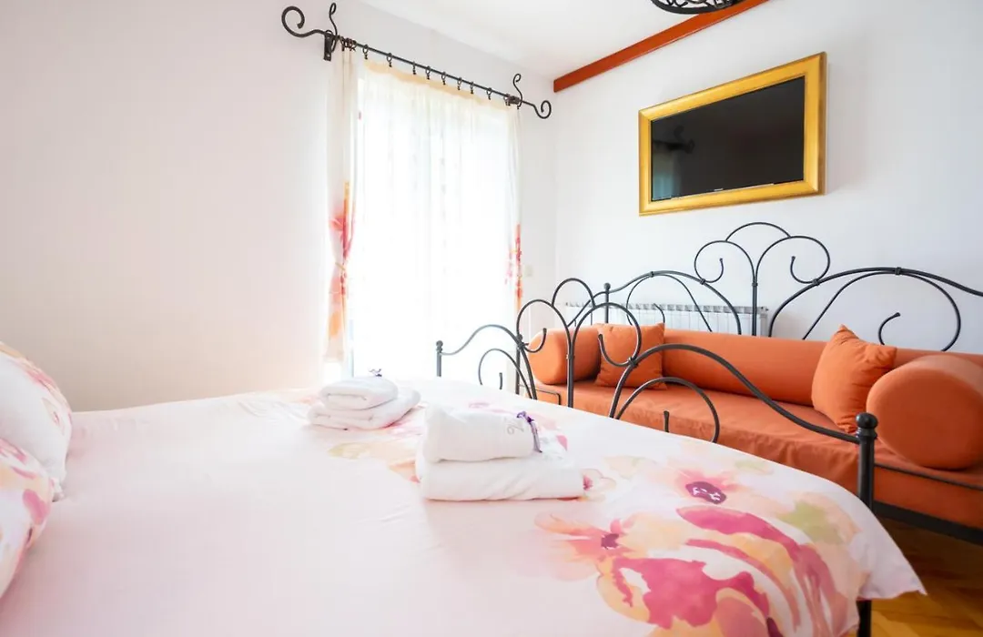 Guesthouse Villa Maria-1