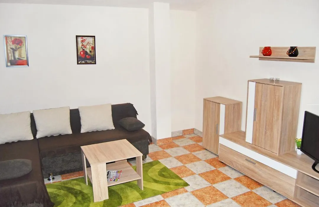 Apartments And Rooms With Parking Space Makarska - 6834-1