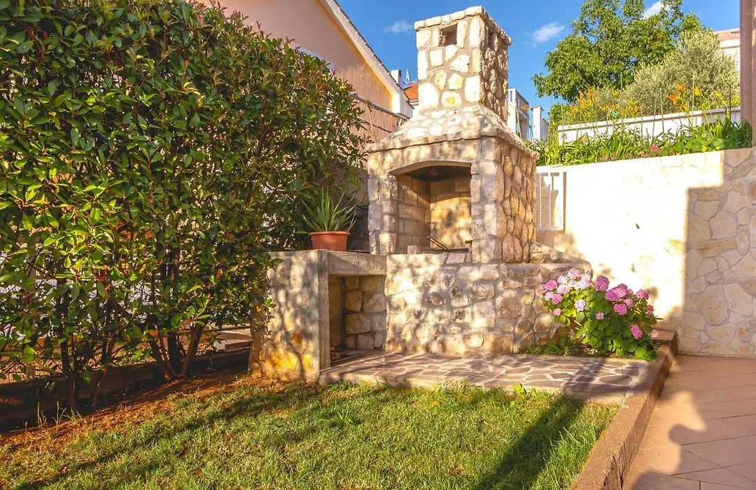 Apartments And Rooms With Wifi Njivice, Krk - 5362-1