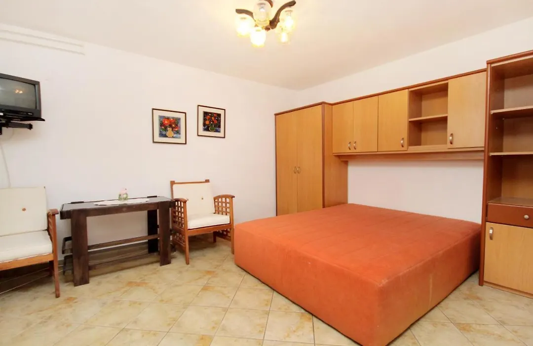 Apartments And Rooms With Parking Space Krk - 5509-1