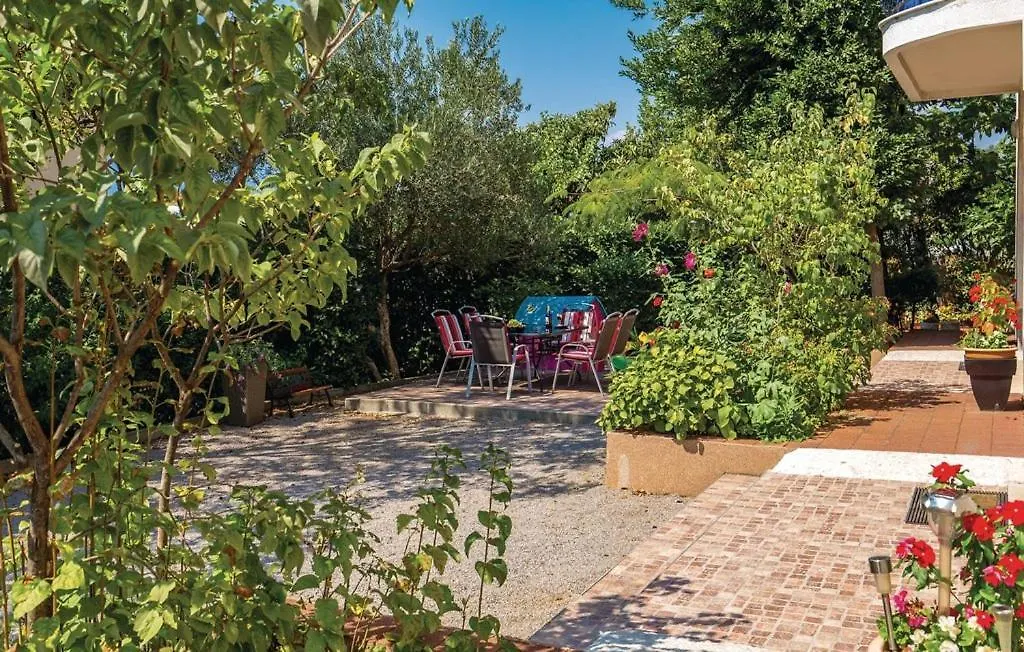 Rooms Croatia With Parking, Kitchen And Dining Area For Guests-1