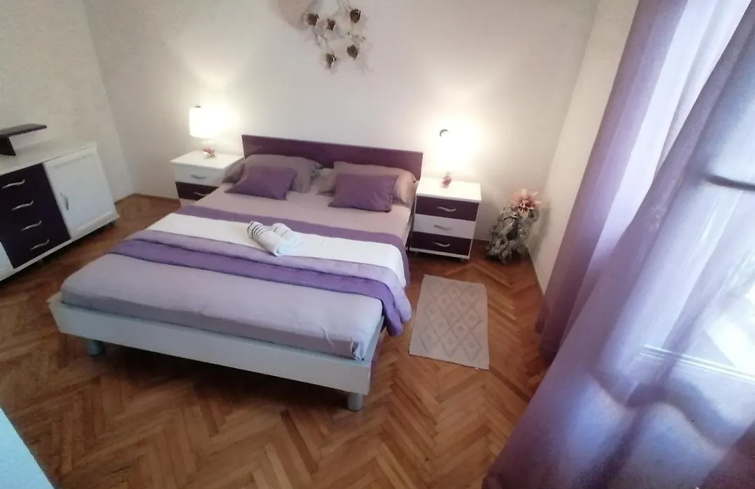 Apartmani Niki Hvar-1