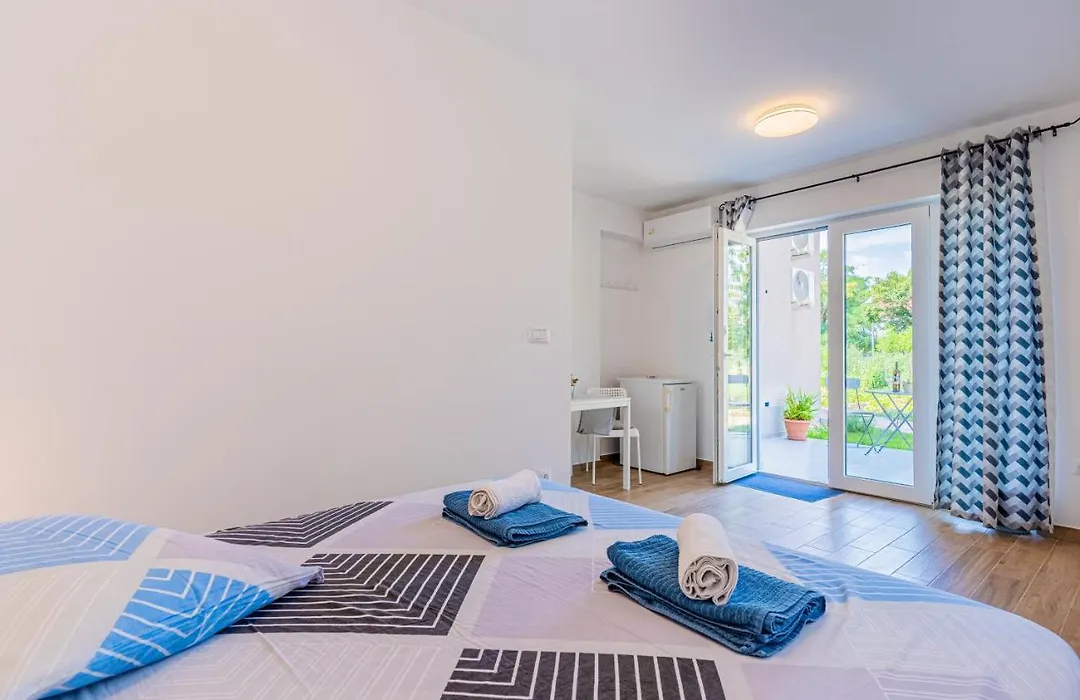 New 4 Star Room M&A In Town Cres-1