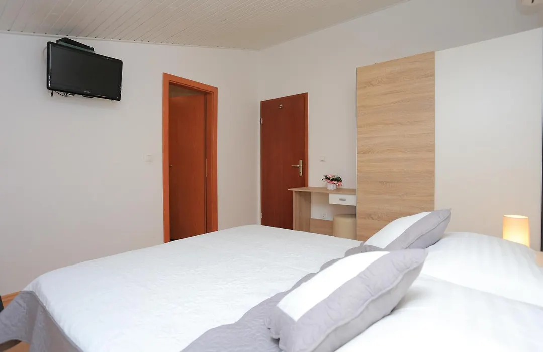 Apartments And Rooms With Parking Space Tucepi, Makarska - 16914-1