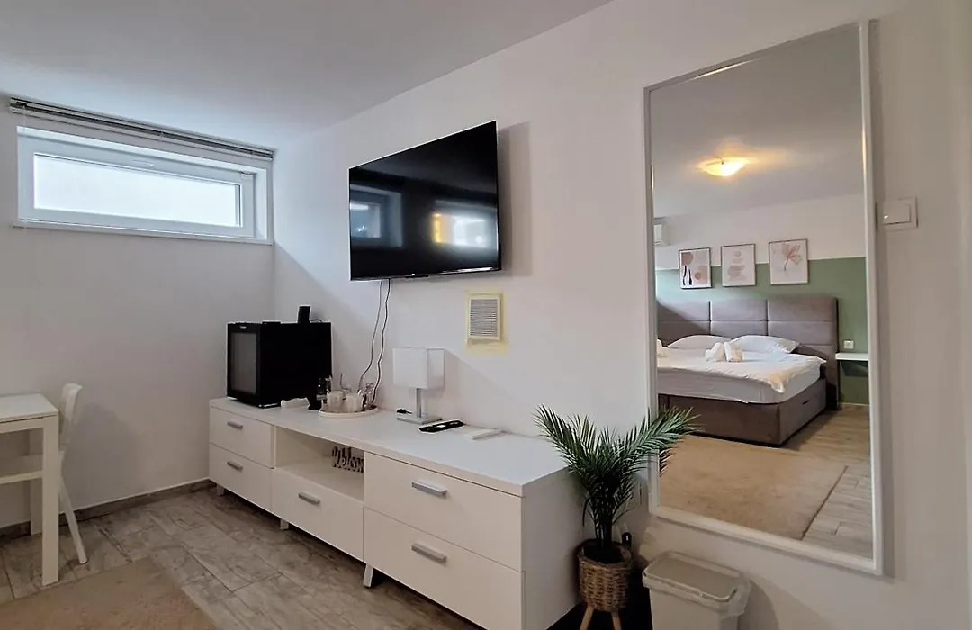 Comfort Rooms Remiza - Private Parking - Self Check-In-1