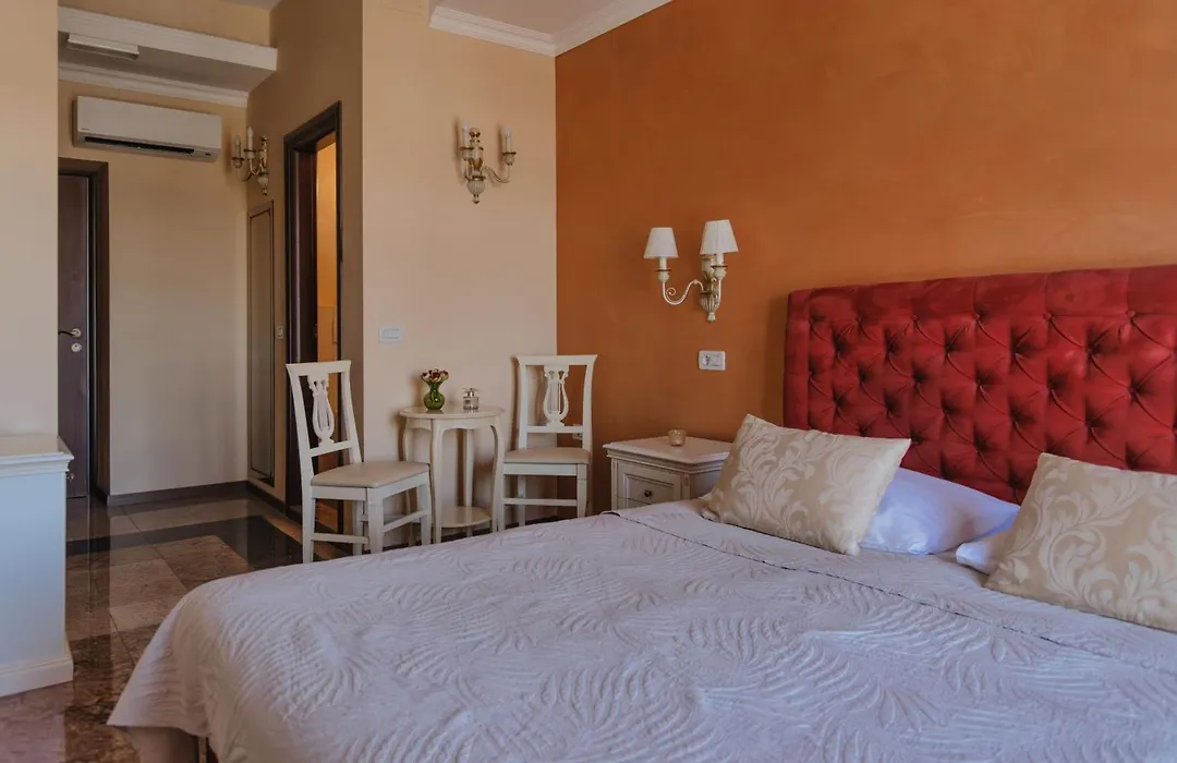 Bella & Stella Rooms-1