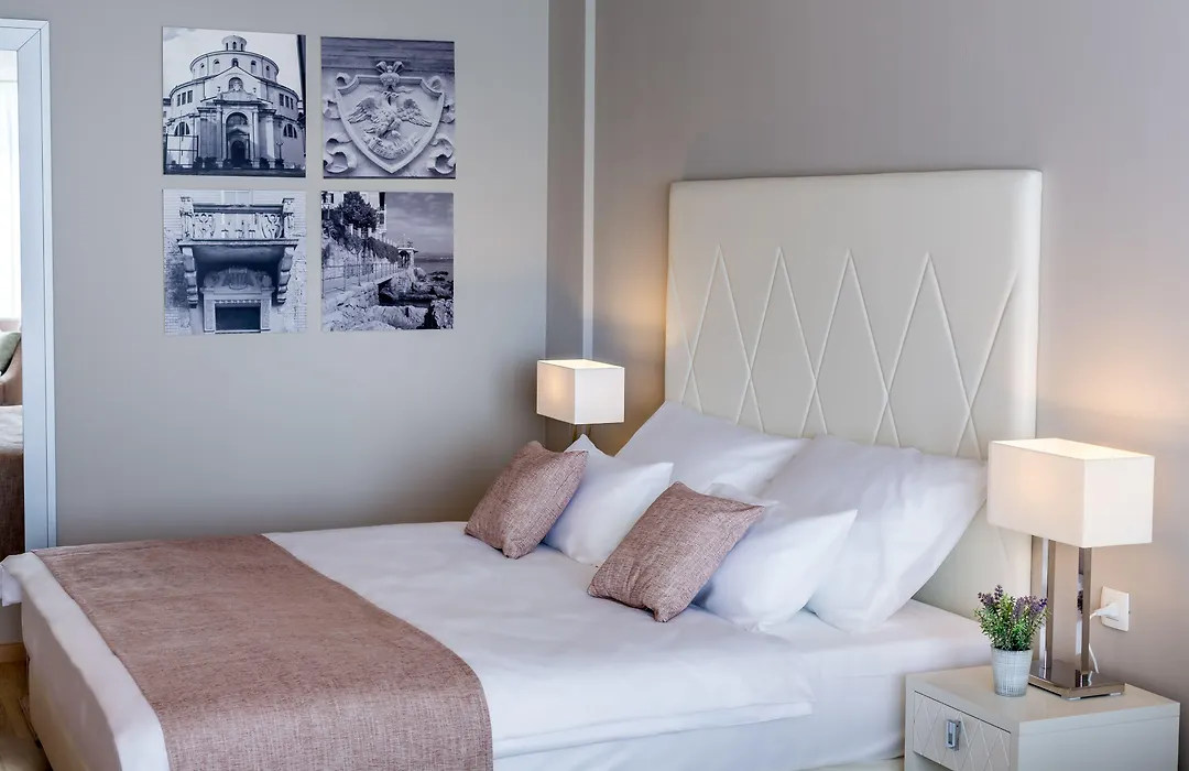 Apartments & Rooms Preelook-1