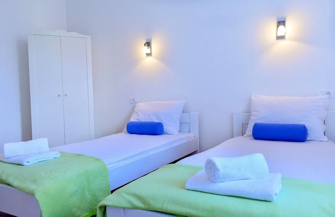 Golden B&B-1
