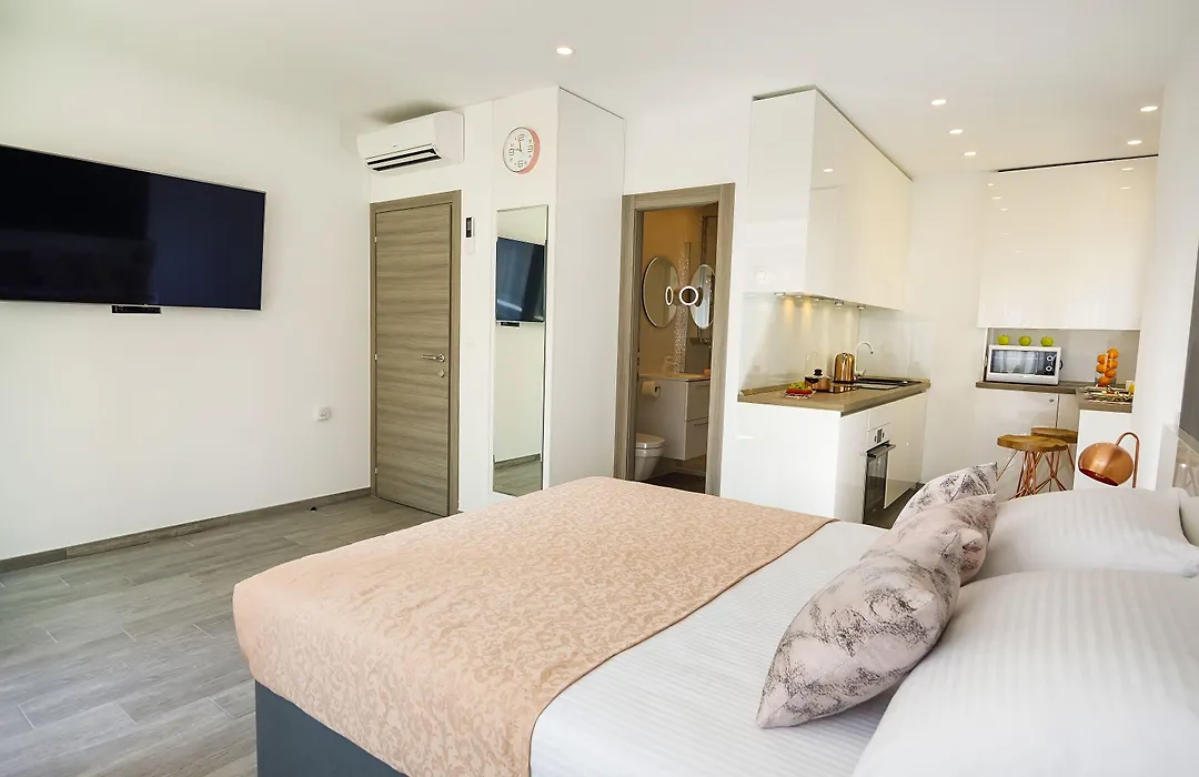 Rose Gold Rooms & Studio With Balcony-1