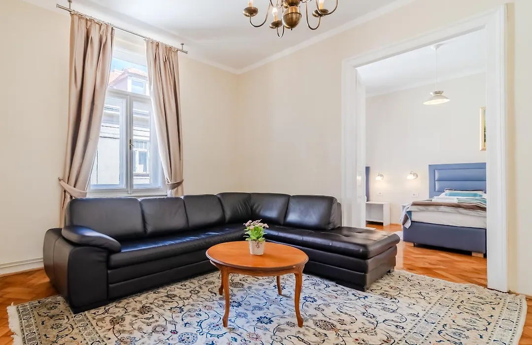 Apartments & Rooms Flowers-1