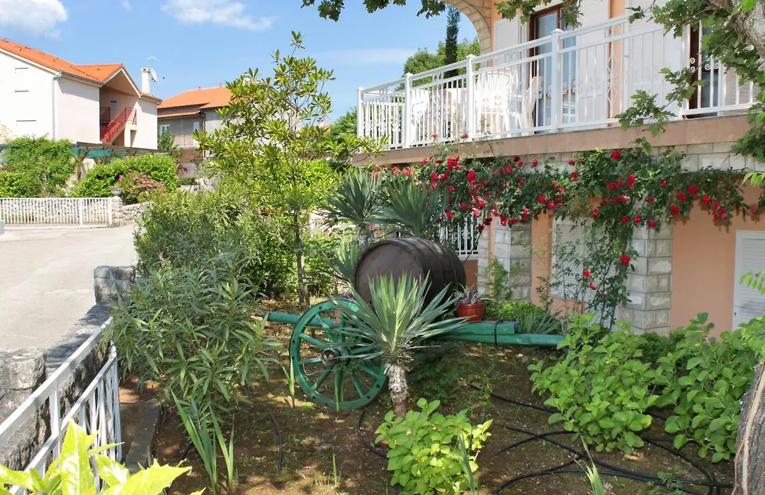 Apartments And Rooms With Parking Space Njivice, Krk - 5398-1