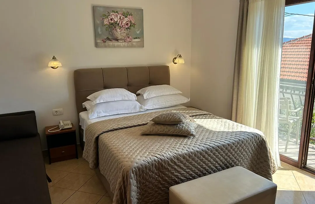 Hotel Vila Tina-1