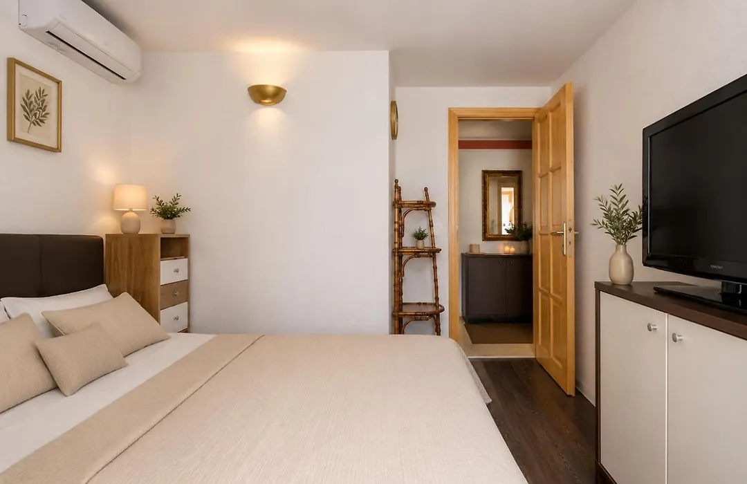 Quiet Oasis In The Heart Of Old Town- Two Kitchen,3Bath-1