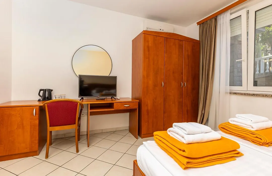 Guesthouse Villa Adria-1