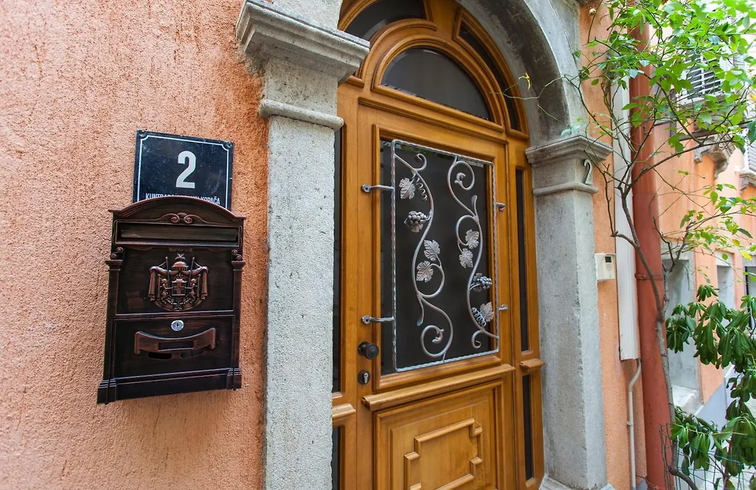 Guest House Floreus Cres-1