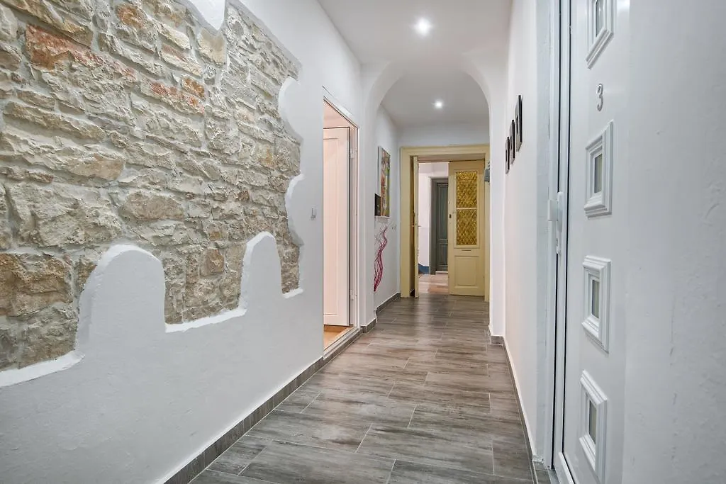Top Center Rooms & Studio-1