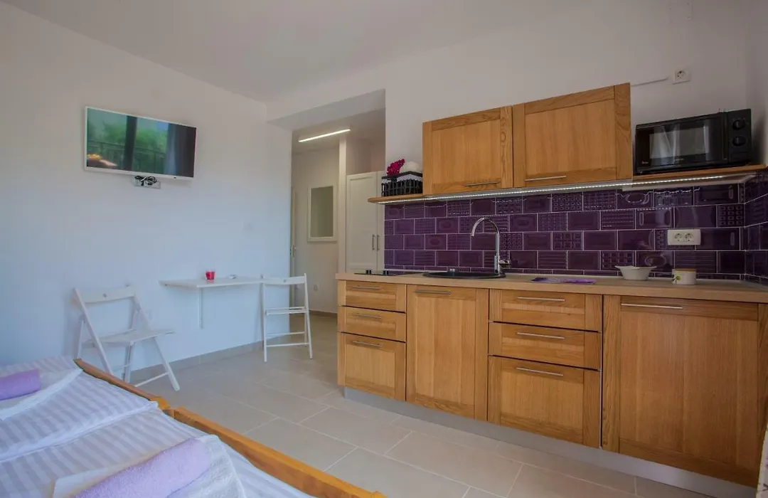 Guesthouse Maver-1