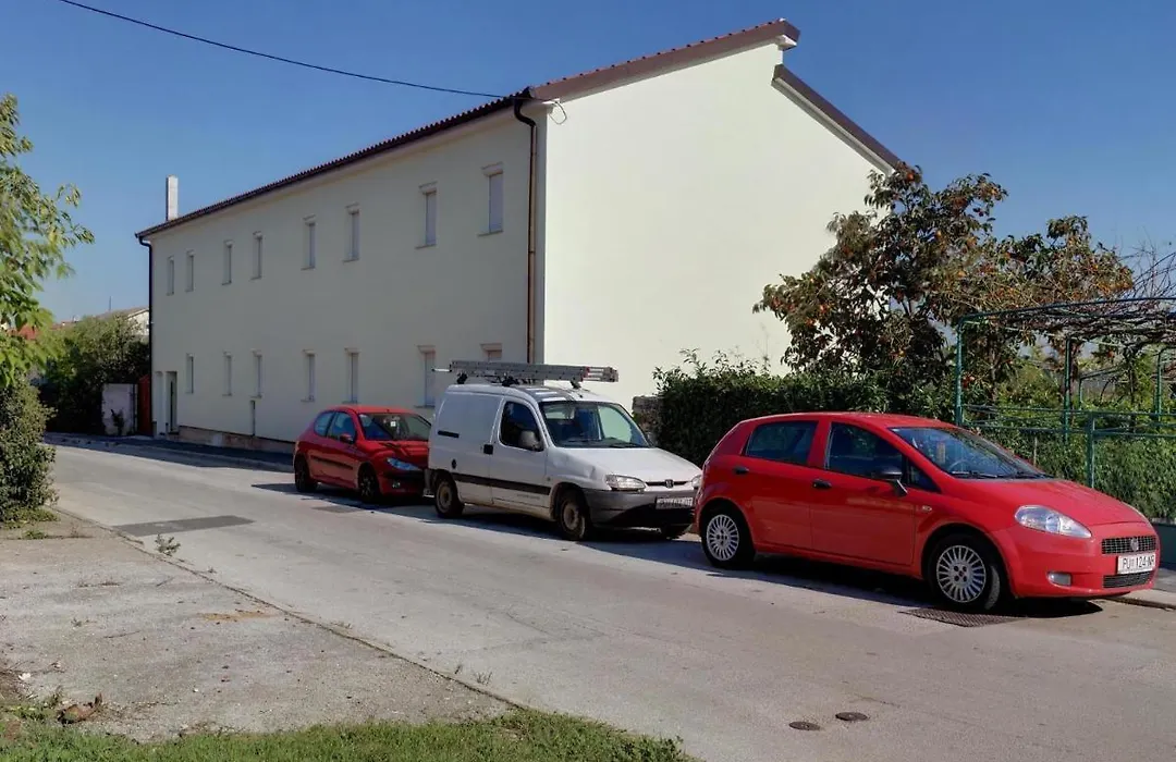 Cinema House Single & Double Rooms & Studio Apartments-1