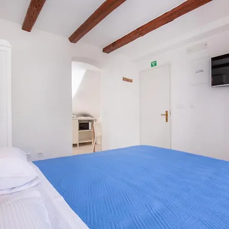 Studio Apartment Bell-3