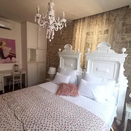 L&L Rooms Royal-3