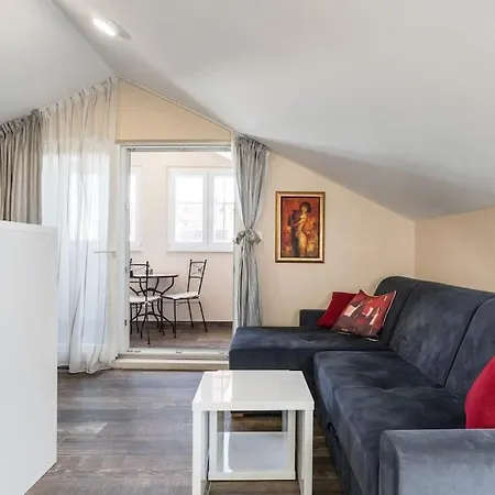 Elegant Residence Rooms&Apartments-2