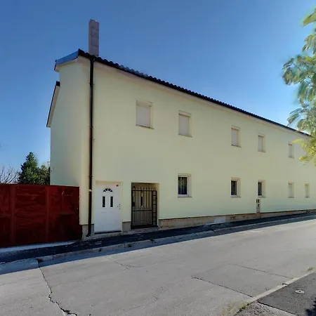 Cinema House Single & Double Rooms & Studio Apartments-3