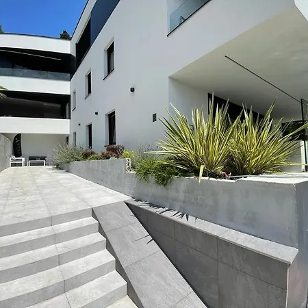 Aparthotel Villa V With Pool And Parking-2