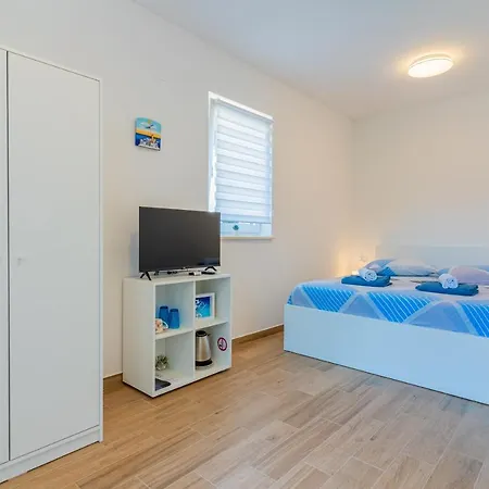 New 4 Star Room M&A In Town Cres-3