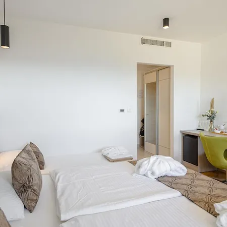 Rogac Rooms & Restaurant-3
