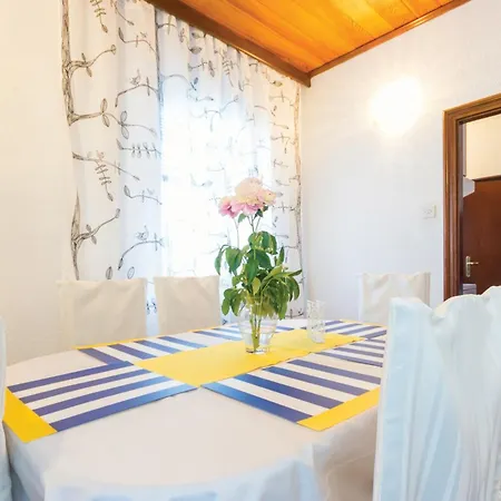 Rooms Croatia With Parking, Kitchen And Dining Area For Guests-3