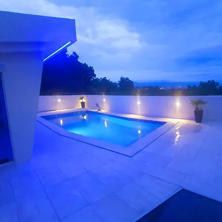 Penthouse Jacuzzi & Pool Luxury Apartments-3