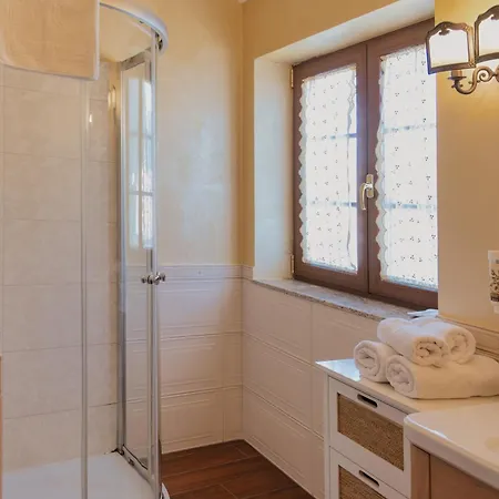 Bella & Stella Rooms-2