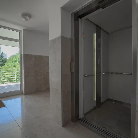 Sky & Sun Luxury Rooms With Private Parking In The Garage-2