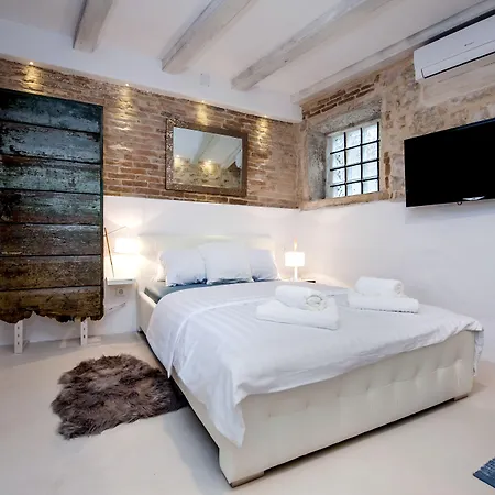 Luna Rooms And Studios-3