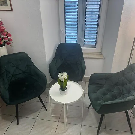 Damira Rooms-2