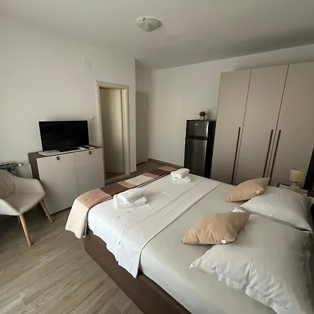 Apartments & Rooms Alagic-3