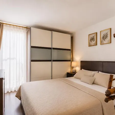 Quiet Oasis In The Heart Of Old Town- Two Kitchen,3Bath-2