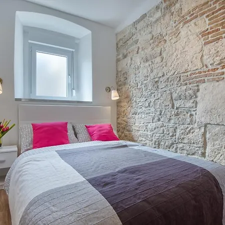 Top Center Rooms & Studio-2