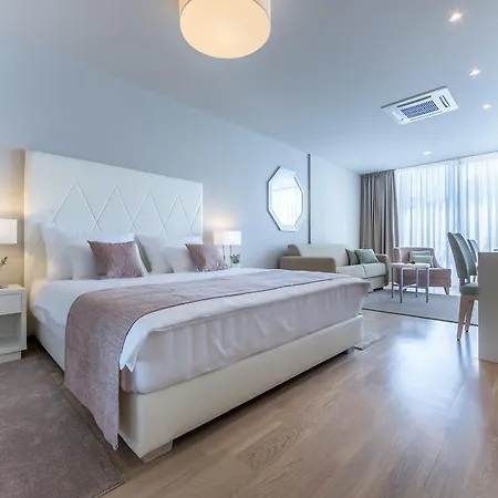 Apartments & Rooms Preelook-2