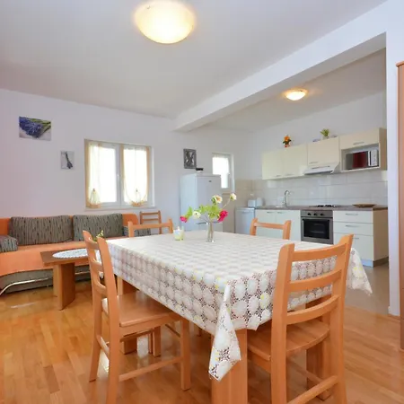 Apartments Punta Milna-3