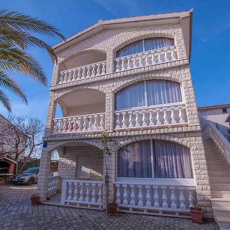 Apartments Lola-2