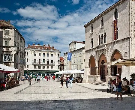 Guesthouse Main Square-3