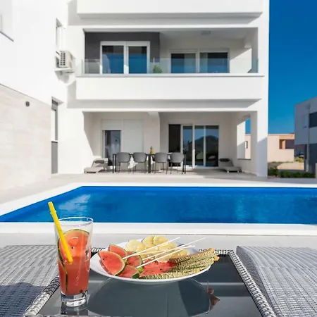Apartments & Rooms Pool Villas Maris-2