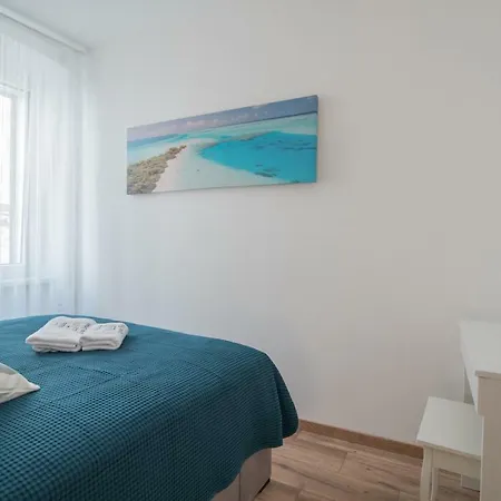 Leona Deluxe Apartments-3