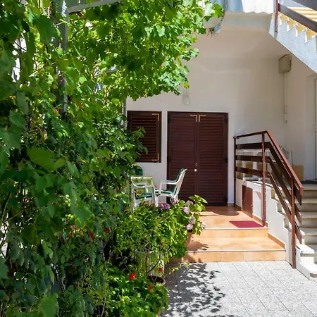 Rooms & Studio Apartment Mira-2