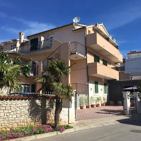 Guest House Lorenta Near The Beach-3