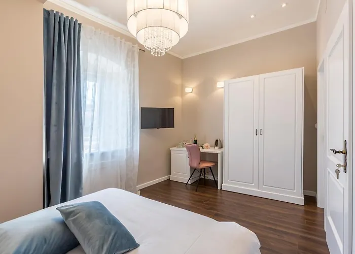 Theatre Of Dreams Rooms Split