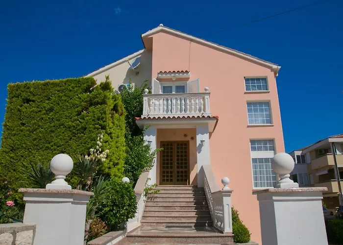 Bed and Breakfast F• R• I• E• N• D• S• Novalja